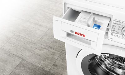 Siemens Dampfgarer mit Sichtfenster, darin zwei Ebenen mit Gemüse und Gläsern, Dampf sichtbar, Display oben.